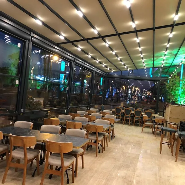 Cam sistemleri uygulanmış ticari iç mekân